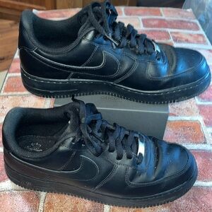 EUC Nike blk low top Air Force 1  sneakers men’s sz 10